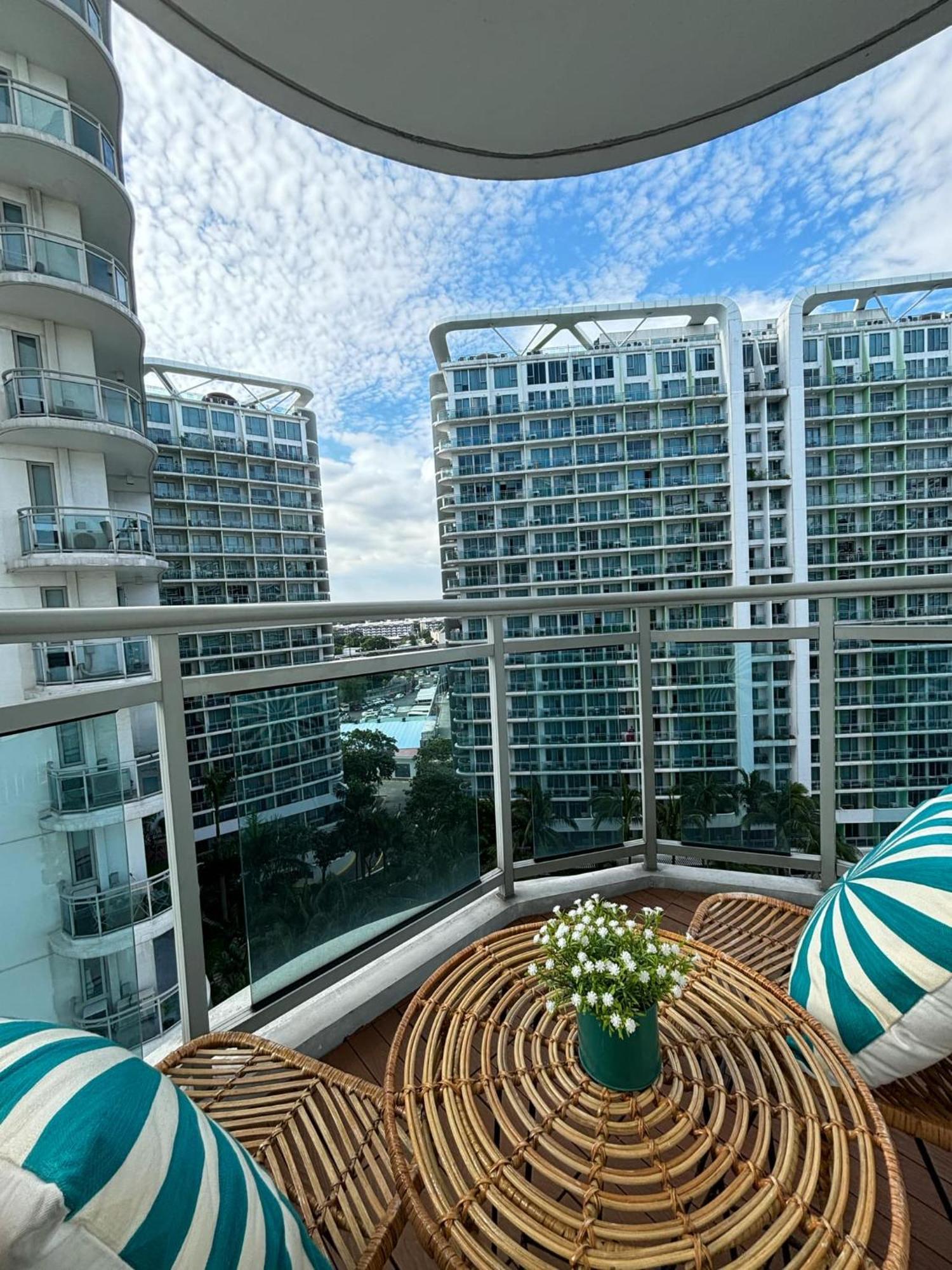 Holiday Escape Philippines Manila Exterior foto